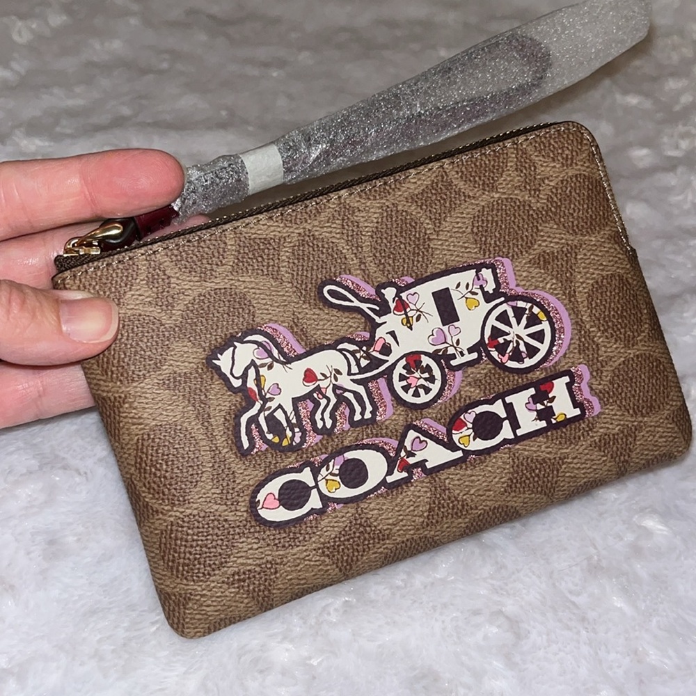 Coach NWT/NIP! Corner Zip Signature Horse & Carriage Wristlet - Picture 5 of 13